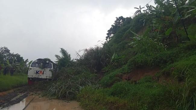 KA Ciremai Terjebak Longsor di Dekat Terowongan Sasaksaat, Jalur Putus