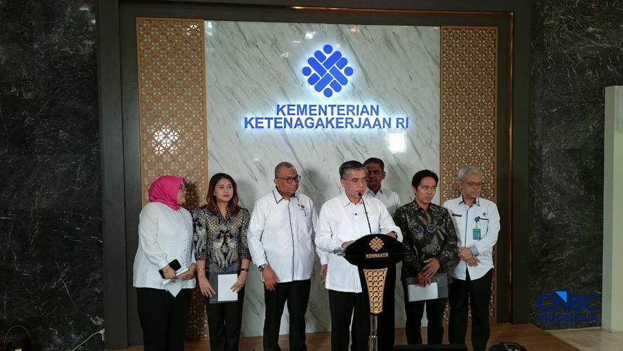 Menaker Yassierli (tengah) pada konferensi pers kebijakan WFH di kantor Kemnaker, Rabu (1/4/2026). (CNBC Indonesia/Ferry Sandi)