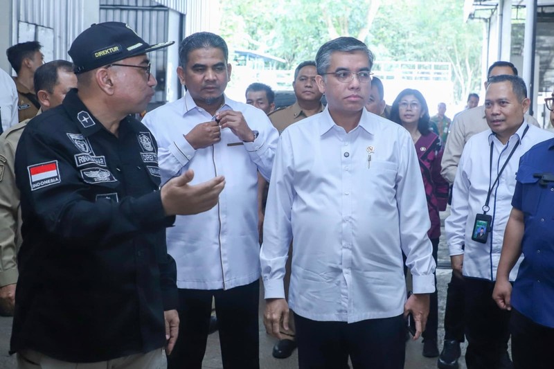 Menteri Ketenagakerjaan (Menaker), Yassierli, melakukan inspeksi mendadak (sidak) ke perusahaan berinisial HSW di Kabupaten Semarang, Jawa Tengah setelah menerima laporan bahwa Tunjangan Hari Raya (THR) pekerja di perusahaan tersebut tidak dibayarkan penuh, Selasa (31/3/2026). (Dok. Biro Humas Kemnaker)
