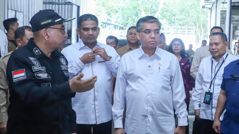 Menteri Ketenagakerjaan (Menaker), Yassierli, melakukan inspeksi mendadak (sidak) ke perusahaan berinisial HSW di Kabupaten Semarang, Jawa Tengah setelah menerima laporan bahwa Tunjangan Hari Raya (THR) pekerja di perusahaan tersebut tidak dibayarkan penuh, Selasa (31/3/2026). (Dok. Biro Humas Kemnaker)