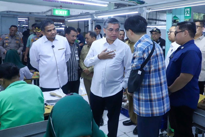 Menteri Ketenagakerjaan (Menaker), Yassierli, melakukan inspeksi mendadak (sidak) ke perusahaan berinisial HSW di Kabupaten Semarang, Jawa Tengah setelah menerima laporan bahwa Tunjangan Hari Raya (THR) pekerja di perusahaan tersebut tidak dibayarkan penuh, Selasa (31/3/2026). (Dok. Biro Humas Kemnaker)