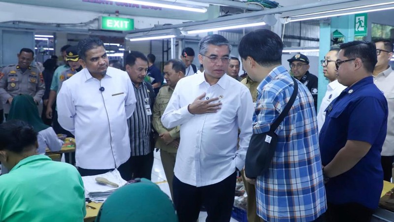 Menteri Ketenagakerjaan (Menaker), Yassierli, melakukan inspeksi mendadak (sidak) ke perusahaan berinisial HSW di Kabupaten Semarang, Jawa Tengah setelah menerima laporan bahwa Tunjangan Hari Raya (THR) pekerja di perusahaan tersebut tidak dibayarkan penuh, Selasa (31/3/2026). (Dok. Biro Humas Kemnaker)