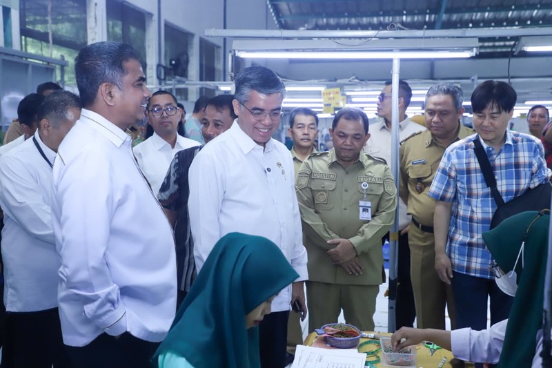Menteri Ketenagakerjaan (Menaker), Yassierli, melakukan inspeksi mendadak (sidak) ke perusahaan berinisial HSW di Kabupaten Semarang, Jawa Tengah setelah menerima laporan bahwa Tunjangan Hari Raya (THR) pekerja di perusahaan tersebut tidak dibayarkan penuh, Selasa (31/3/2026). (Dok. Biro Humas Kemnaker)