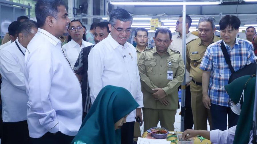 Menteri Ketenagakerjaan (Menaker), Yassierli, melakukan inspeksi mendadak (sidak) ke perusahaan berinisial HSW di Kabupaten Semarang, Jawa Tengah setelah menerima laporan bahwa Tunjangan Hari Raya (THR) pekerja di perusahaan tersebut tidak dibayarkan penuh, Selasa (31/3/2026). (Dok. Biro Humas Kemnaker)