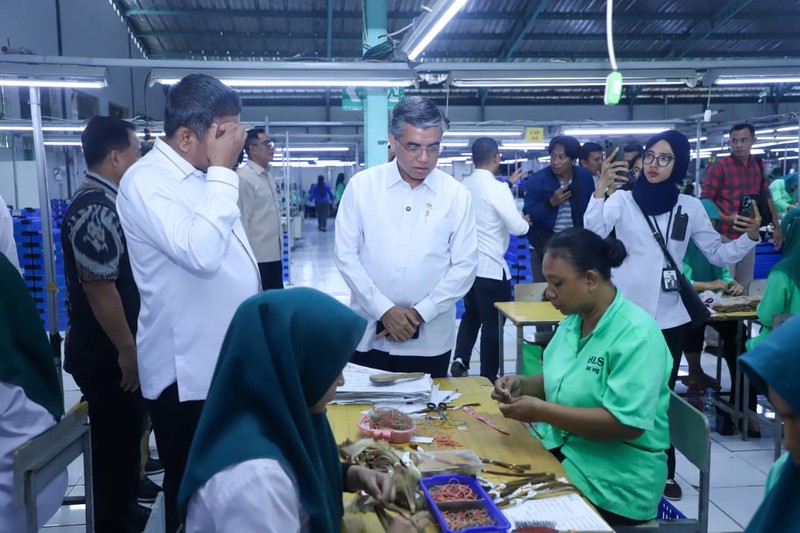 Menteri Ketenagakerjaan (Menaker), Yassierli, melakukan inspeksi mendadak (sidak) ke perusahaan berinisial HSW di Kabupaten Semarang, Jawa Tengah setelah menerima laporan bahwa Tunjangan Hari Raya (THR) pekerja di perusahaan tersebut tidak dibayarkan penuh, Selasa (31/3/2026). (Dok. Biro Humas Kemnaker)