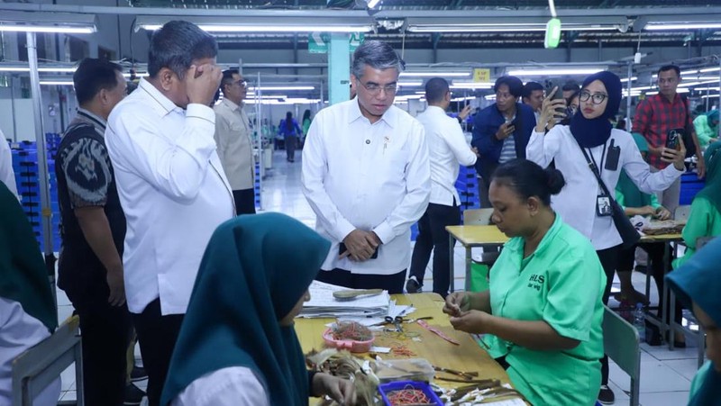 Menteri Ketenagakerjaan (Menaker), Yassierli, melakukan inspeksi mendadak (sidak) ke perusahaan berinisial HSW di Kabupaten Semarang, Jawa Tengah setelah menerima laporan bahwa Tunjangan Hari Raya (THR) pekerja di perusahaan tersebut tidak dibayarkan penuh, Selasa (31/3/2026). (Dok. Biro Humas Kemnaker)