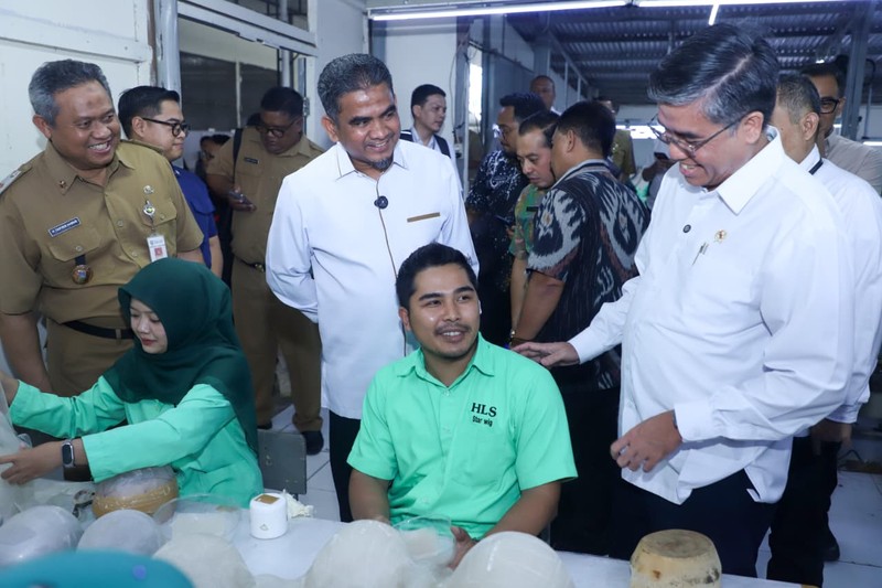 Menteri Ketenagakerjaan (Menaker), Yassierli, melakukan inspeksi mendadak (sidak) ke perusahaan berinisial HSW di Kabupaten Semarang, Jawa Tengah setelah menerima laporan bahwa Tunjangan Hari Raya (THR) pekerja di perusahaan tersebut tidak dibayarkan penuh, Selasa (31/3/2026). (Dok. Biro Humas Kemnaker)