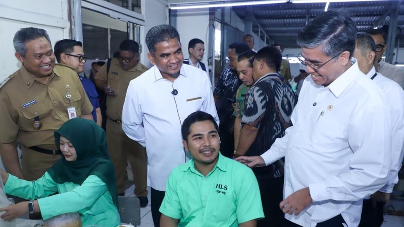 Menteri Ketenagakerjaan (Menaker), Yassierli, melakukan inspeksi mendadak (sidak) ke perusahaan berinisial HSW di Kabupaten Semarang, Jawa Tengah setelah menerima laporan bahwa Tunjangan Hari Raya (THR) pekerja di perusahaan tersebut tidak dibayarkan penuh, Selasa (31/3/2026). (Dok. Biro Humas Kemnaker)