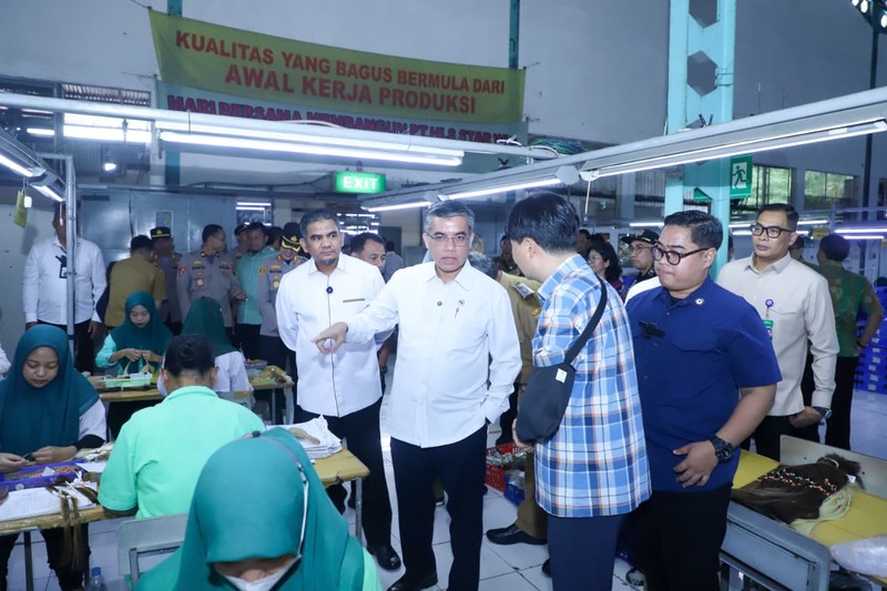 Menteri Ketenagakerjaan (Menaker), Yassierli, melakukan inspeksi mendadak (sidak) ke perusahaan berinisial HSW di Kabupaten Semarang, Jawa Tengah setelah menerima laporan bahwa Tunjangan Hari Raya (THR) pekerja di perusahaan tersebut tidak dibayarkan penuh, Selasa (31/3/2026). (Dok. Biro Humas Kemnaker)