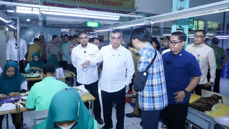 Menteri Ketenagakerjaan (Menaker), Yassierli, melakukan inspeksi mendadak (sidak) ke perusahaan berinisial HSW di Kabupaten Semarang, Jawa Tengah setelah menerima laporan bahwa Tunjangan Hari Raya (THR) pekerja di perusahaan tersebut tidak dibayarkan penuh, Selasa (31/3/2026). (Dok. Biro Humas Kemnaker)