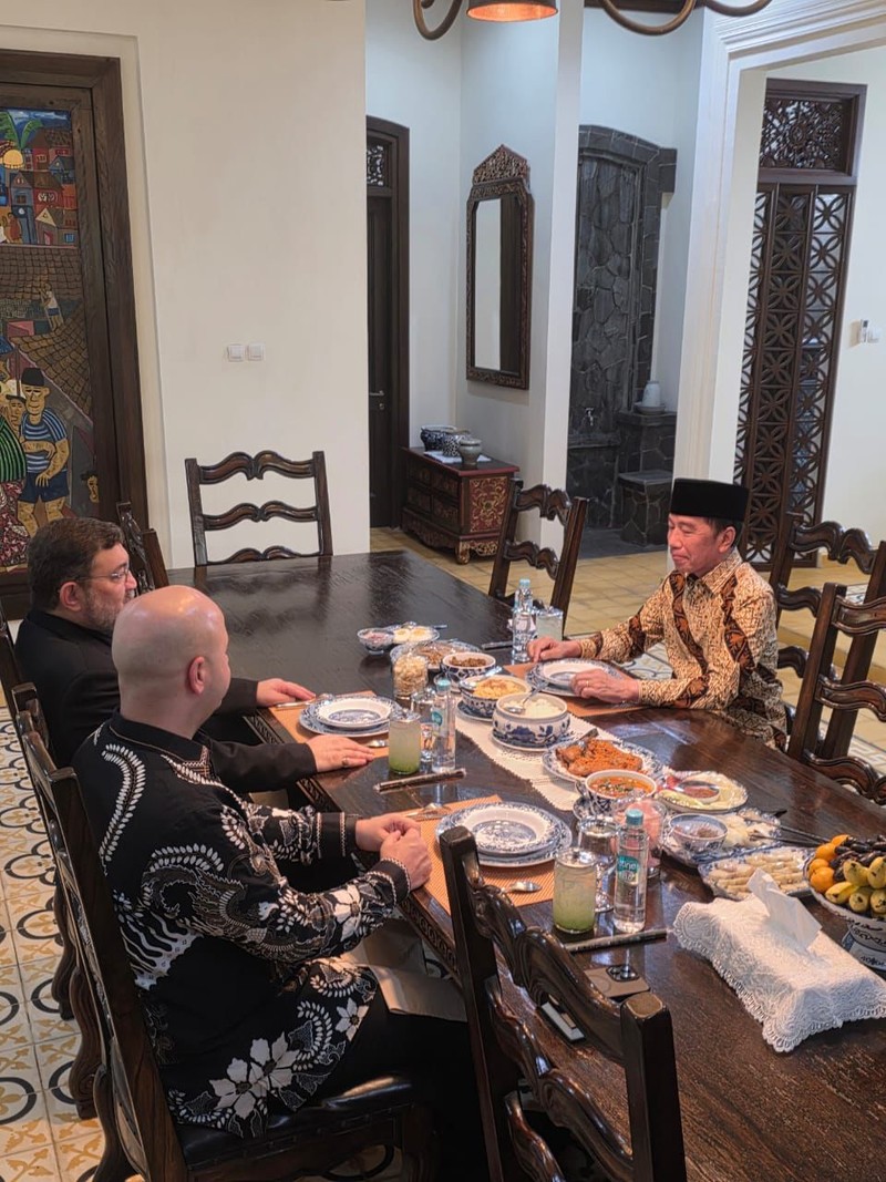 Momen dubes Iran berkunjung ke kediaman Jokowi di Solo, Jawa Tengah, Rabu (1/4/2026). (Dok. Kedubes Iran)