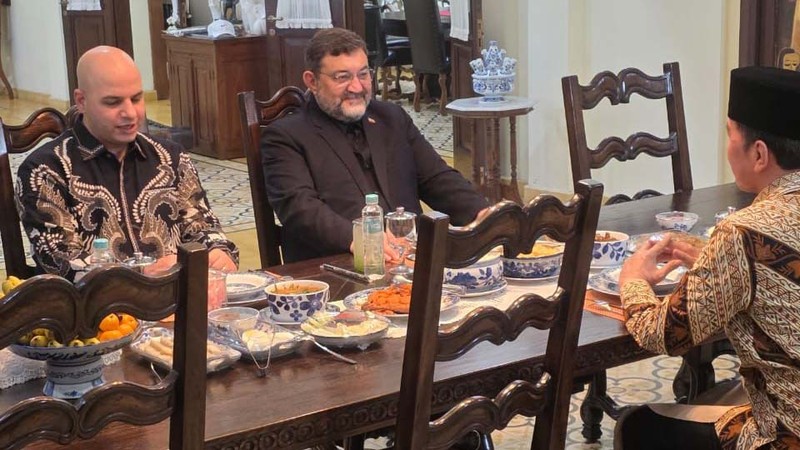 Momen dubes Iran berkunjung ke kediaman Jokowi di Solo, Jawa Tengah, Rabu (1/4/2026). (Dok. Kedubes Iran)
