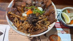 Antre Jam 8 Pagi Demi Obihiro Nikudon yang Antreannya Gak Putus-putus