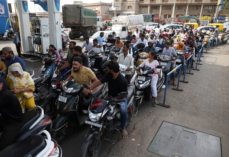 Para penumpang berjalan di atas peron setelah turun dari kereta komuter di stasiun kereta api di Mumbai, India, 21 Januari 2023. (REUTERS/Niharika Kulkarni/File Foto)