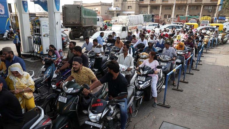 Para penumpang berjalan di atas peron setelah turun dari kereta komuter di stasiun kereta api di Mumbai, India, 21 Januari 2023. (REUTERS/Niharika Kulkarni/File Foto)