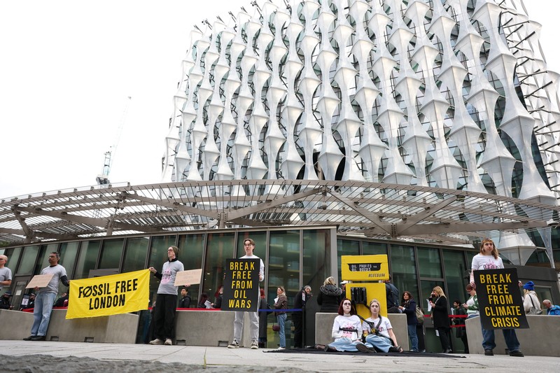 Para demonstran memegang papan tanda selama protes Fossil Free London (London Bebas Bahan Bakar Fosil) terkait ketergantungan pada minyak, di tengah kenaikan harga minyak, seiring berlanjutnya konflik AS-Israel dengan Iran, di luar Kedutaan Besar AS di London, Inggris, 1 April 2026. (REUTERS/Hannah McKay)