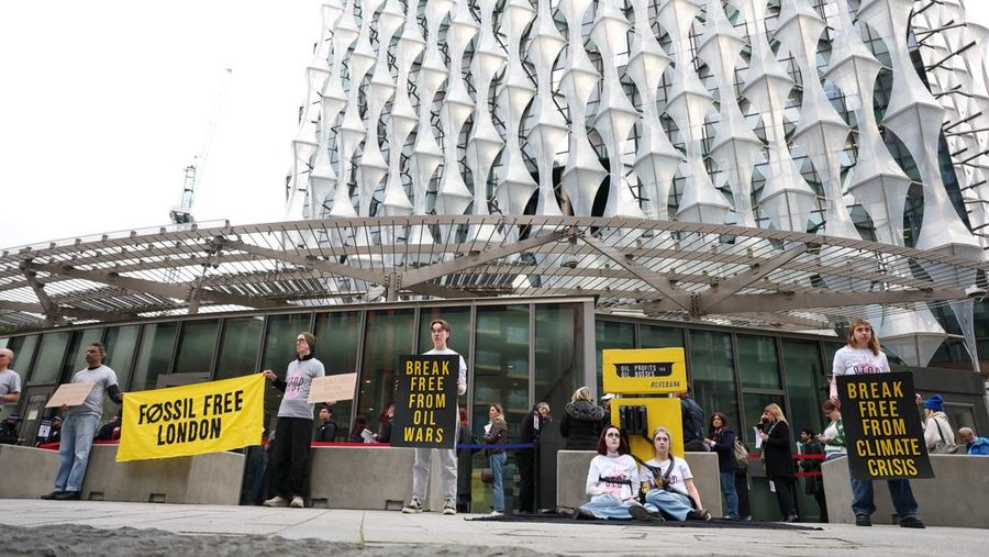 Para demonstran memegang papan tanda selama protes Fossil Free London (London Bebas Bahan Bakar Fosil) terkait ketergantungan pada minyak, di tengah kenaikan harga minyak, seiring berlanjutnya konflik AS-Israel dengan Iran, di luar Kedutaan Besar AS di London, Inggris, 1 April 2026. (REUTERS/Hannah McKay)