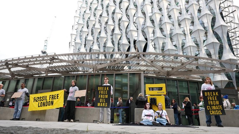 Para demonstran memegang papan tanda selama protes Fossil Free London (London Bebas Bahan Bakar Fosil) terkait ketergantungan pada minyak, di tengah kenaikan harga minyak, seiring berlanjutnya konflik AS-Israel dengan Iran, di luar Kedutaan Besar AS di London, Inggris, 1 April 2026. (REUTERS/Hannah McKay)