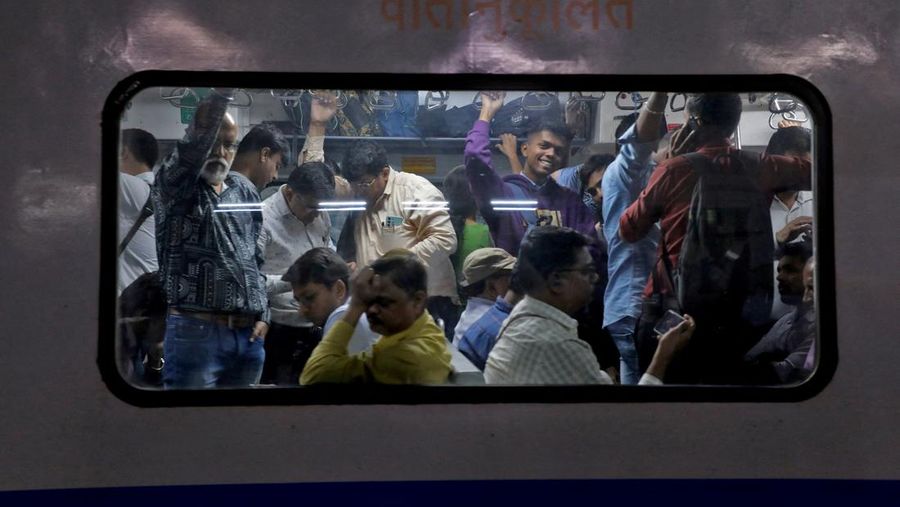 Para penumpang berjalan di atas peron setelah turun dari kereta komuter di stasiun kereta api di Mumbai, India, 21 Januari 2023. (REUTERS/Niharika Kulkarni/File Foto)
