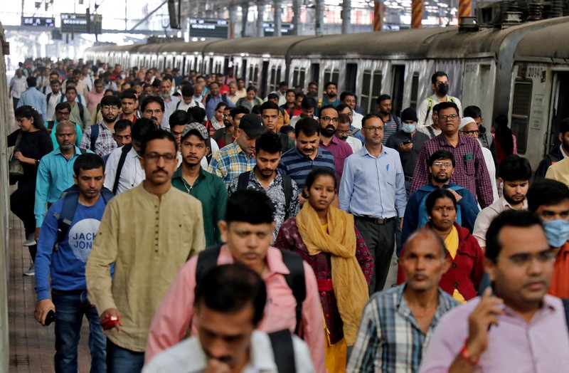 Para penumpang berjalan di atas peron setelah turun dari kereta komuter di stasiun kereta api di Mumbai, India, 21 Januari 2023. (REUTERS/Niharika Kulkarni/File Foto)