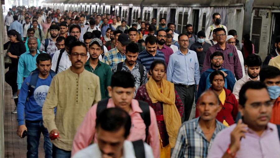 Para penumpang berjalan di atas peron setelah turun dari kereta komuter di stasiun kereta api di Mumbai, India, 21 Januari 2023. (REUTERS/Niharika Kulkarni/File Foto)