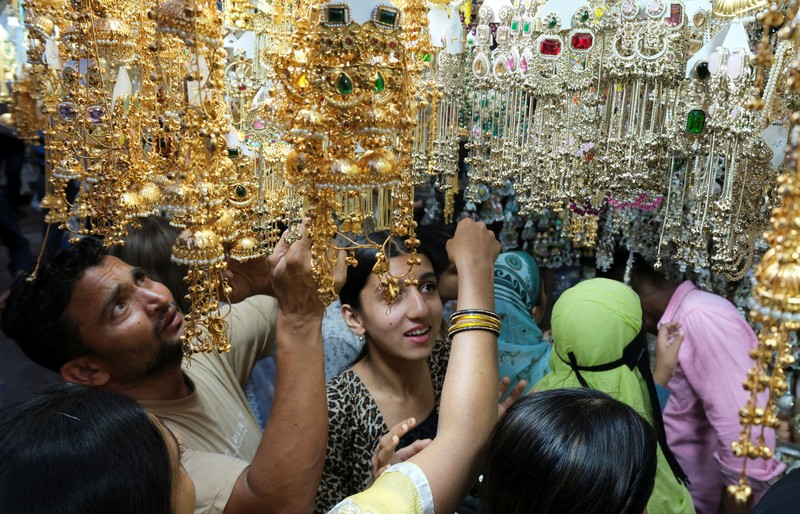 Para penumpang berjalan di atas peron setelah turun dari kereta komuter di stasiun kereta api di Mumbai, India, 21 Januari 2023. (REUTERS/Niharika Kulkarni/File Foto)