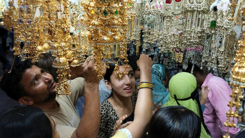 Para penumpang berjalan di atas peron setelah turun dari kereta komuter di stasiun kereta api di Mumbai, India, 21 Januari 2023. (REUTERS/Niharika Kulkarni/File Foto)