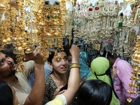 Para wanita berbelanja di pasar grosir menjelang festival Idul Fitri, yang menandai berakhirnya bulan puasa Ramadhan bagi umat Muslim, di Kolkata, India, 19 Maret 2026. (REUTERS/Sahiba Chawdhary)