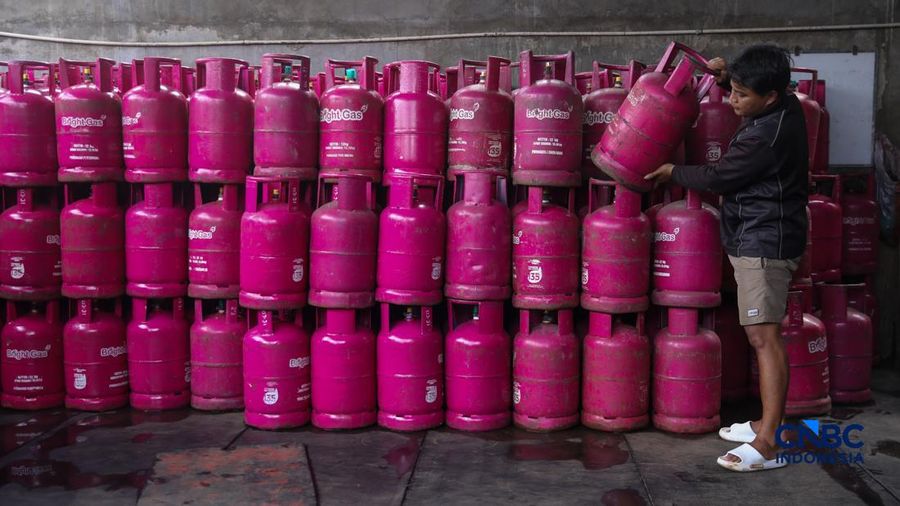 Pekerja memindahkan tabung gas LPG non-subsidi (Bright Gas) ukuran 5,5 kg di salah satu agen di kawasan Pasar Rebo, Jakarta, Rabu (1/4/2026). (CNBC Indonesia/Faisal Rahman)