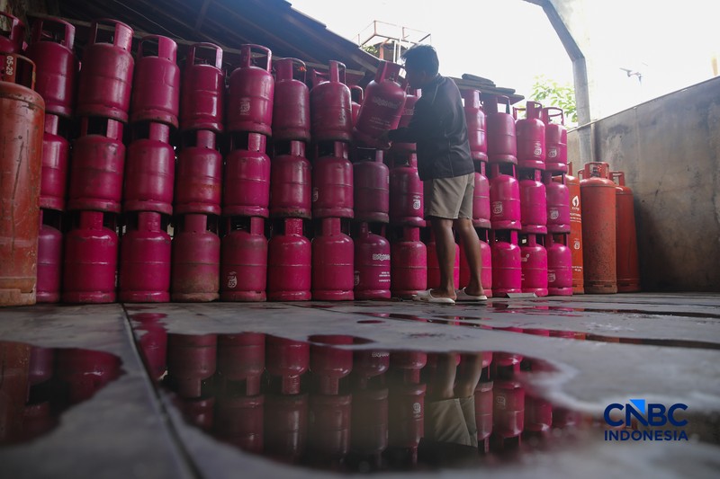 Pekerja memindahkan tabung gas LPG non-subsidi (Bright Gas) ukuran 5,5 kg di salah satu agen di kawasan Pasar Rebo, Jakarta, Rabu (1/4/2026). (CNBC Indonesia/Faisal Rahman)