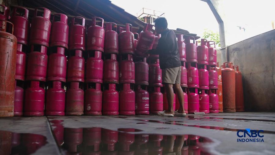 Pekerja memindahkan tabung gas LPG non-subsidi (Bright Gas) ukuran 5,5 kg di salah satu agen di kawasan Pasar Rebo, Jakarta, Rabu (1/4/2026). (CNBC Indonesia/Faisal Rahman)