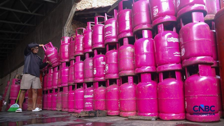 Pekerja memindahkan tabung gas LPG non-subsidi (Bright Gas) ukuran 5,5 kg di salah satu agen di kawasan Pasar Rebo, Jakarta, Rabu (1/4/2026). (CNBC Indonesia/Faisal Rahman)