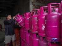 Pekerja memindahkan tabung gas LPG non-subsidi (Bright Gas) ukuran 5,5 kg di salah satu agen di kawasan Pasar Rebo, Jakarta, Rabu (1/4/2026). (CNBC Indonesia/Faisal Rahman)