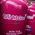Pekerja memindahkan tabung gas LPG non-subsidi (Bright Gas) ukuran 5,5 kg di salah satu agen di kawasan Pasar Rebo, Jakarta, Rabu (1/4/2026). (CNBC Indonesia/Faisal Rahman)