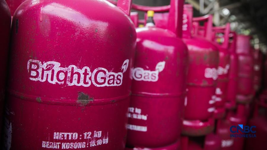 Pekerja memindahkan tabung gas LPG non-subsidi (Bright Gas) ukuran 5,5 kg di salah satu agen di kawasan Pasar Rebo, Jakarta, Rabu (1/4/2026). (CNBC Indonesia/Faisal Rahman)