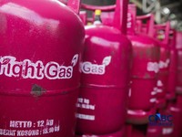 Pekerja memindahkan tabung gas LPG non-subsidi (Bright Gas) ukuran 5,5 kg di salah satu agen di kawasan Pasar Rebo, Jakarta, Rabu (1/4/2026). (CNBC Indonesia/Faisal Rahman)