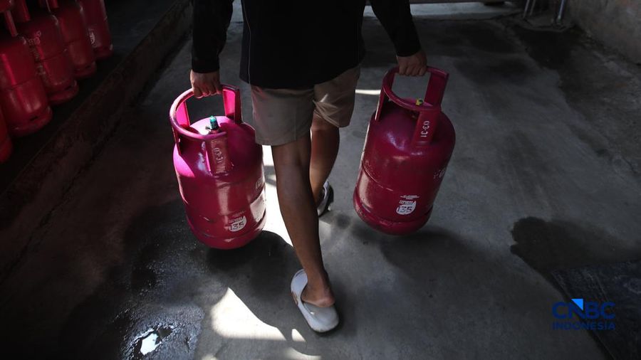 Pekerja memindahkan tabung gas LPG non-subsidi (Bright Gas) ukuran 5,5 kg di salah satu agen di kawasan Pasar Rebo, Jakarta, Rabu (1/4/2026). (CNBC Indonesia/Faisal Rahman)