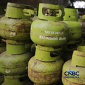 Pekerja memindahkan tabung Liquefied Petroleum Gas (LPG) ukuran 3kg di salah satu agen di kawasan Pasar Rebo, Jakarta, Rabu (1/4/2026). (CNBC Indonesia/Faisal Rahman)