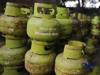 Pekerja memindahkan tabung Liquefied Petroleum Gas (LPG) ukuran 3kg di salah satu agen di kawasan Pasar Rebo, Jakarta, Rabu (1/4/2026). (CNBC Indonesia/Faisal Rahman)