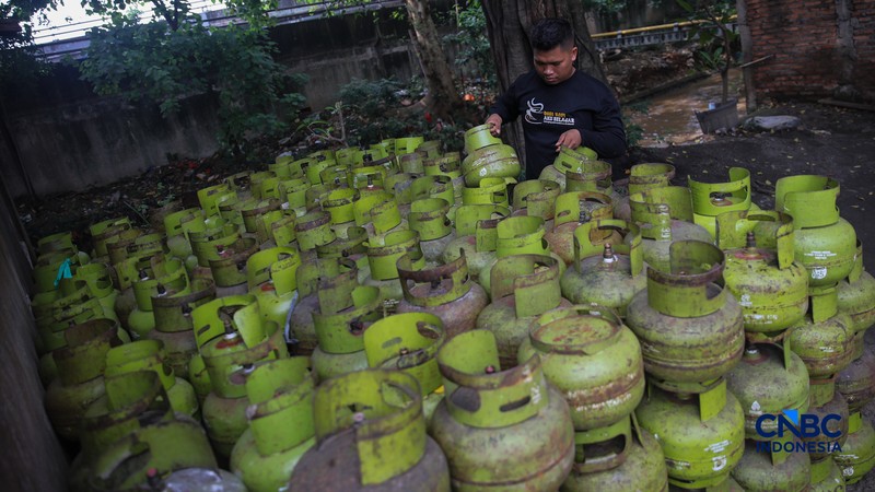 Pekerja memindahkan tabung gas LPG non-subsidi (Bright Gas) ukuran 5,5 kg di salah satu agen di kawasan Pasar Rebo, Jakarta, Rabu (1/4/2026). (CNBC Indonesia/Faisal Rahman)