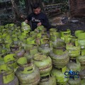 Pekerja memindahkan tabung Liquefied Petroleum Gas (LPG) ukuran 3kg di salah satu agen di kawasan Pasar Rebo, Jakarta, Rabu (1/4/2026). (CNBC Indonesia/Faisal Rahman)