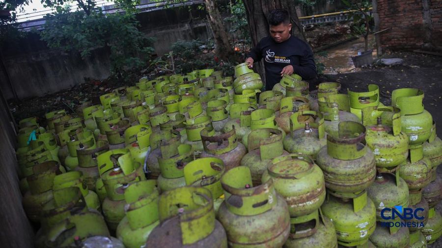 Pekerja memindahkan tabung gas LPG non-subsidi (Bright Gas) ukuran 5,5 kg di salah satu agen di kawasan Pasar Rebo, Jakarta, Rabu (1/4/2026). (CNBC Indonesia/Faisal Rahman)