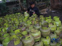 Pekerja memindahkan tabung Liquefied Petroleum Gas (LPG) ukuran 3kg di salah satu agen di kawasan Pasar Rebo, Jakarta, Rabu (1/4/2026). (CNBC Indonesia/Faisal Rahman)