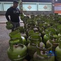 Pekerja memindahkan tabung Liquefied Petroleum Gas (LPG) ukuran 3kg di salah satu agen di kawasan Pasar Rebo, Jakarta, Rabu (1/4/2026). (CNBC Indonesia/Faisal Rahman)