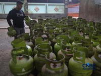 Pekerja memindahkan tabung Liquefied Petroleum Gas (LPG) ukuran 3kg di salah satu agen di kawasan Pasar Rebo, Jakarta, Rabu (1/4/2026). (CNBC Indonesia/Faisal Rahman)
