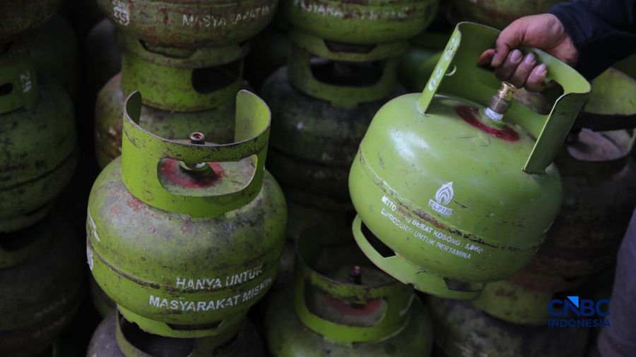 Pekerja memindahkan tabung Liquefied Petroleum Gas (LPG) ukuran 3kg di salah satu agen di kawasan Pasar Rebo, Jakarta, Rabu (1/4/2026). (CNBC Indonesia/Faisal Rahman)