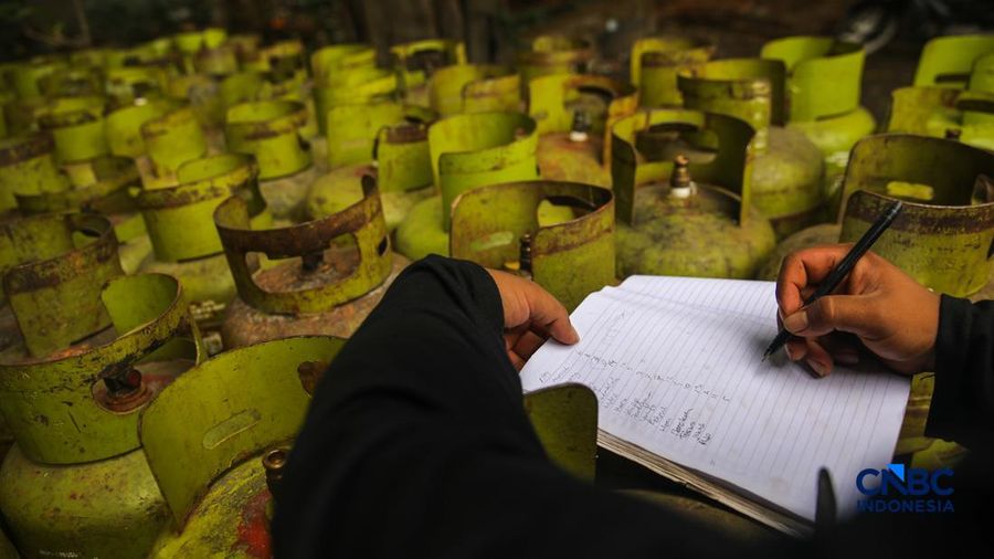 Pekerja memindahkan tabung gas LPG non-subsidi (Bright Gas) ukuran 5,5 kg di salah satu agen di kawasan Pasar Rebo, Jakarta, Rabu (1/4/2026). (CNBC Indonesia/Faisal Rahman)