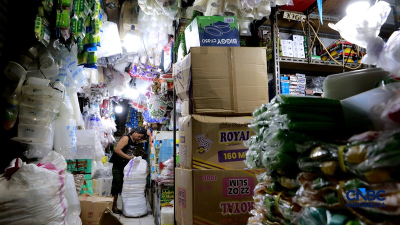 Pekerja merapikan barang kiriman plastik berupa karung di Kawasan Pasar Minggu, Jakarta, Rabu, (1/4/2026). (CNBC Indonesia/Muhammad Sabki)