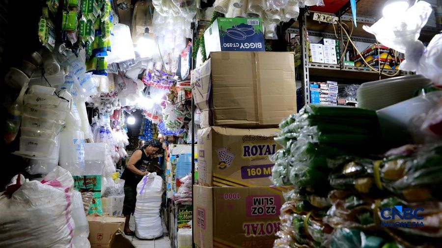 Pekerja merapikan barang kiriman plastik berupa karung di Kawasan Pasar Minggu, Jakarta, Rabu, (1/4/2026). (CNBC Indonesia/Muhammad Sabki)