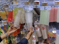 Bikin Kaget! Plastik Lagi Guncang Pasar RI, Harganya Naik Gila-gilaan